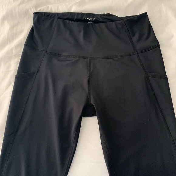 Layer 8 Ruched Crop Leggings - Picture 3 of 3